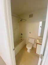 145 Lullwater Dr, Unit 102 in Wilmington, NC - Foto de edificio - Building Photo