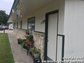 144 W Villaret Blvd in San Antonio, TX - Building Photo