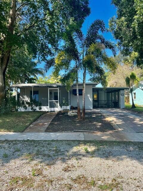 882 NE Rio Ave in Jensen Beach, FL - Building Photo