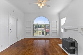 1115 E Broadway in Long Beach, CA - Building Photo - Building Photo