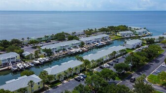 5092 Beach Dr SE in St. Petersburg, FL - Building Photo