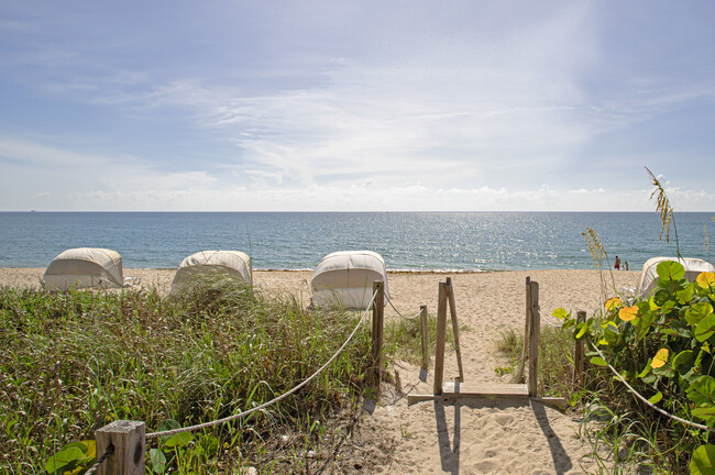 AMBASSADOR PALM BEACH in Palm Beach, FL - Foto de edificio - Other