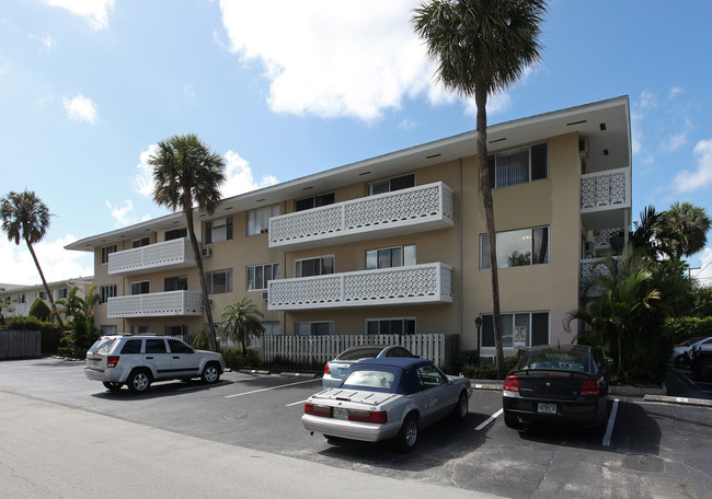 Bayview Waterfront Apartments in Fort Lauderdale, FL - Building Photo - Building Photo