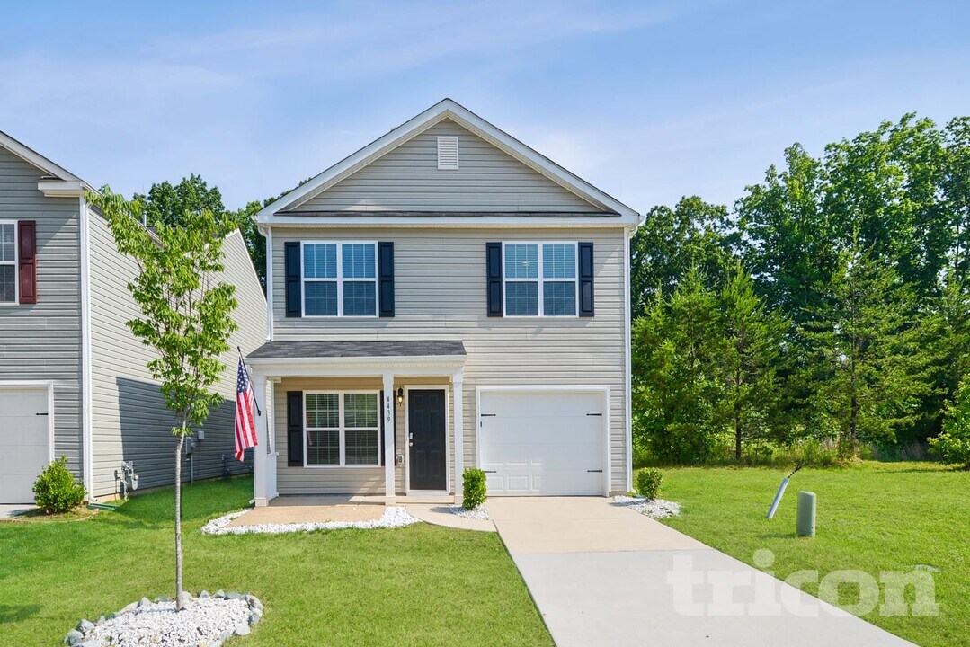 4439 Oak Pointe Dr in Winston-Salem, NC - Foto de edificio