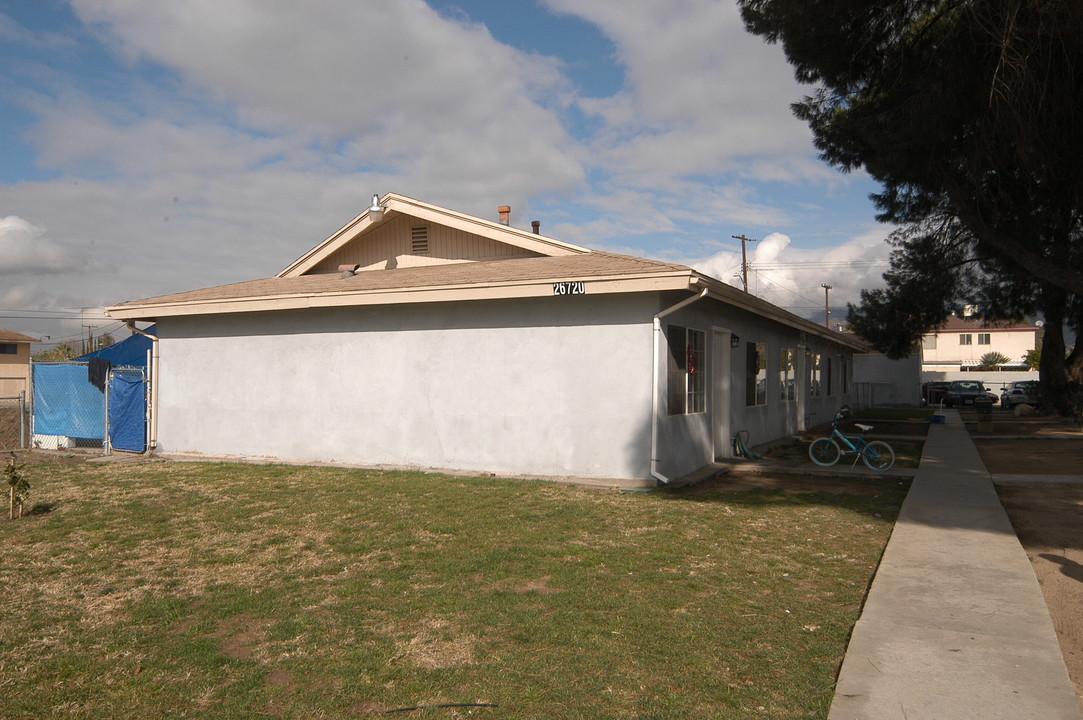 26720 Ward St in Highland, CA - Foto de edificio