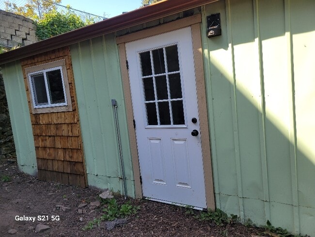 property at 827 E 7th St