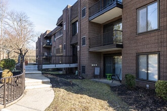 21 Oakridge Dr in Langhorne, PA - Foto de edificio - Building Photo