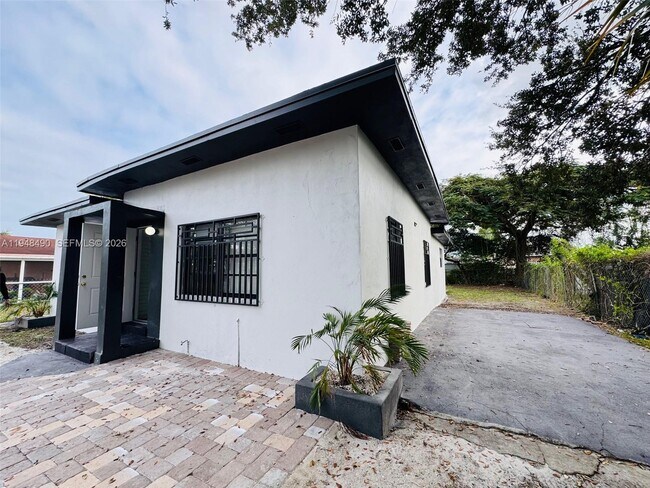 1210 Fisherman St in Opa Locka, FL - Building Photo - Building Photo