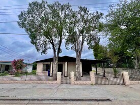 110 N Malinche Ave in Laredo, TX - Building Photo