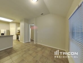 834 San Jacinto Dr in Grand Prairie, TX - Foto de edificio - Building Photo