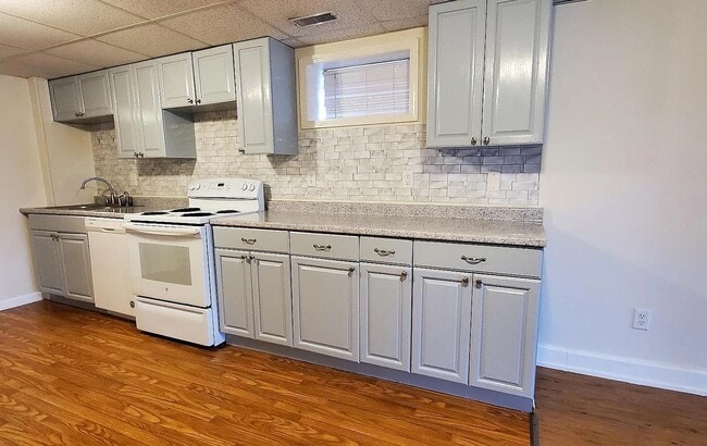 1349 Beach Dr Apt. 1, Unit Davis in Lake Orion, MI - Foto de edificio - Building Photo