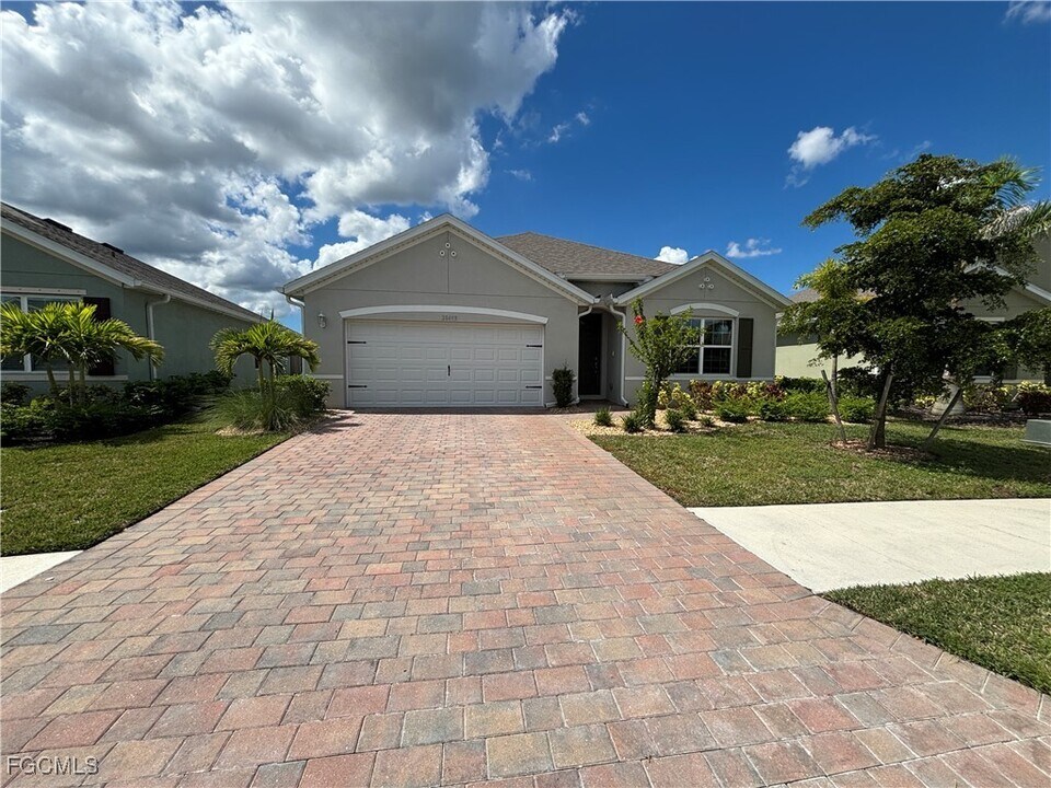 20493 Camino Torcido Lp in North Fort Myers, FL - Building Photo