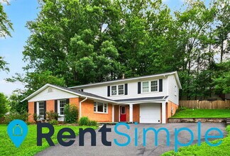 8618 Crestview Dr in Fairfax, VA - Building Photo - Building Photo