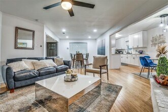 11211 McCree Rd in Dallas, TX - Building Photo - Building Photo