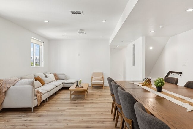 1326 W 35th Pl- Housing Near USC DPS in Los Angeles, CA - Building Photo - Building Photo