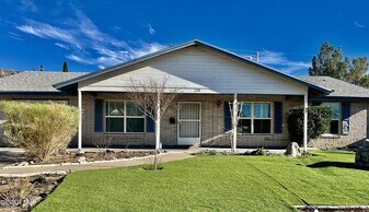 220 Stratus Rd in El Paso, TX - Building Photo