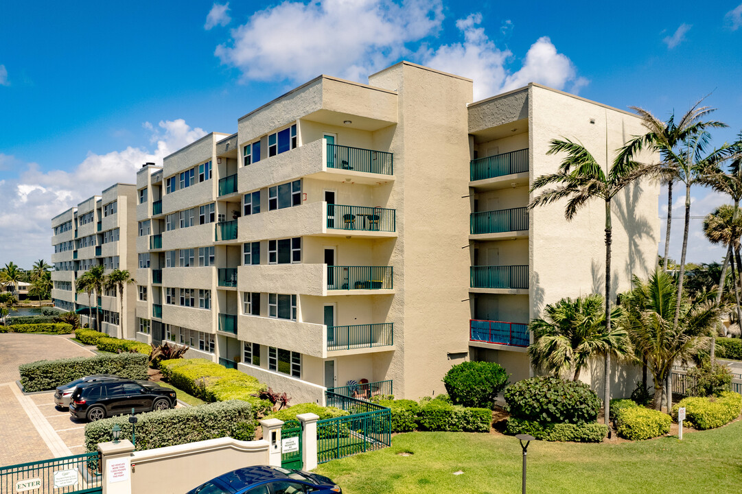 Port de Mer in Hillsboro Beach, FL - Foto de edificio