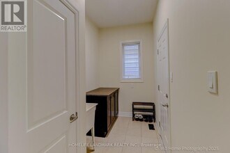 42 Robert Wilson Cres in Georgina, ON - Building Photo - Building Photo