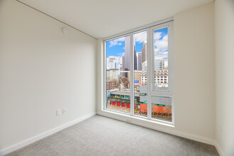 450 S Main St, Unit 1101 in Seattle, WA - Building Photo - Building Photo