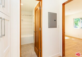 1328 19th St-Unit -D in Santa Monica, CA - Building Photo - Building Photo