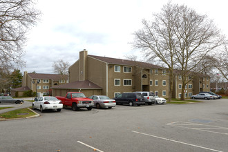 Wampanoag Village Apartments in East Providence, RI - Building Photo - Building Photo