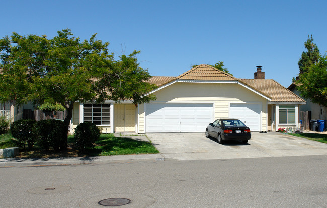 137 Bond Ave in Petaluma, CA - Building Photo - Building Photo