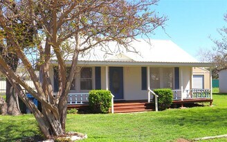 535 W Vaughan St in Bertram, TX - Building Photo