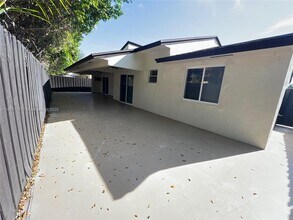 545 W 79th Pl in Hialeah, FL - Building Photo - Building Photo