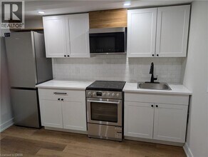 10 Weaver St in Cambridge, ON - Building Photo - Building Photo