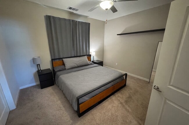 4097 Southampton St in West Sacramento, CA - Foto de edificio - Building Photo