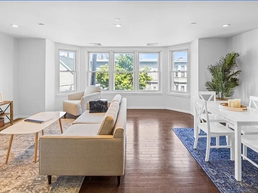 165 W Sixth St in Boston, MA - Building Photo