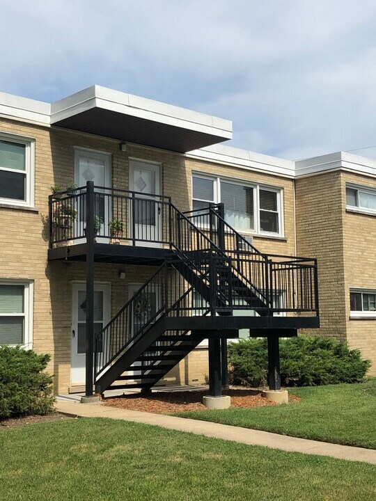 1104 W Hawthorne St in Arlington Heights, IL - Building Photo
