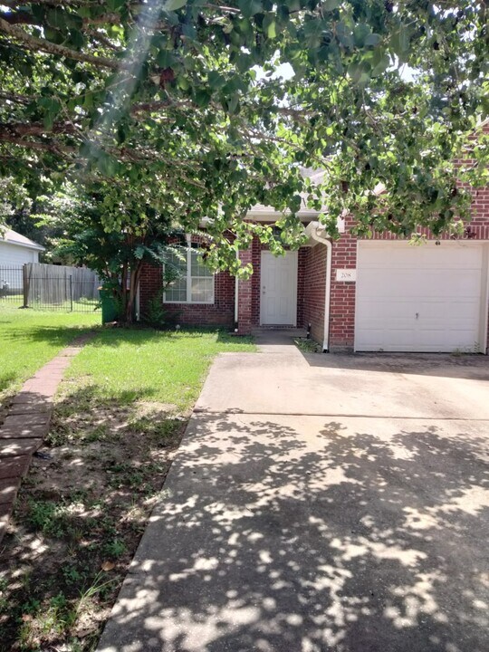 208 Canterbury Dr in Conroe, TX - Building Photo