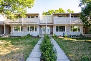 7524 Bowness Rd NW in Calgary, AB - Building Photo