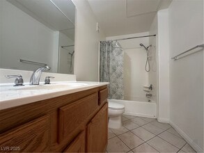 26 E Serene Ave in Las Vegas, NV - Foto de edificio - Building Photo