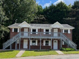 1502 Oakshire Ct in Winston-Salem, NC - Building Photo