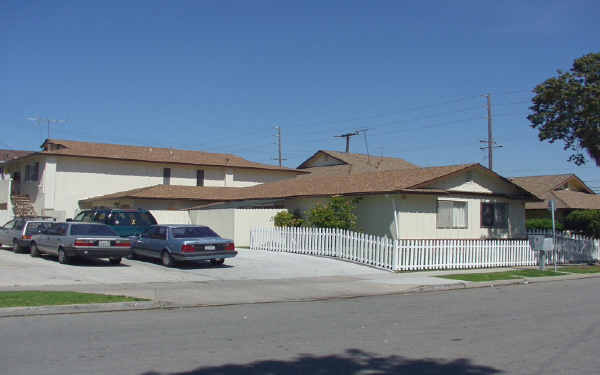 706 Shalimar Dr in Costa Mesa, CA - Building Photo - Building Photo