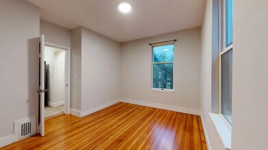 35 Edison Grn, Unit 2 in Boston, MA - Building Photo - Building Photo
