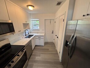 880 SE 12th St, Unit 2 in Fort Lauderdale, FL - Foto de edificio - Building Photo
