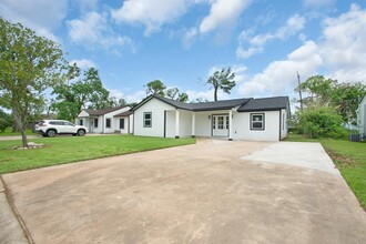 203 Huisache St in Lake Jackson, TX - Building Photo - Building Photo