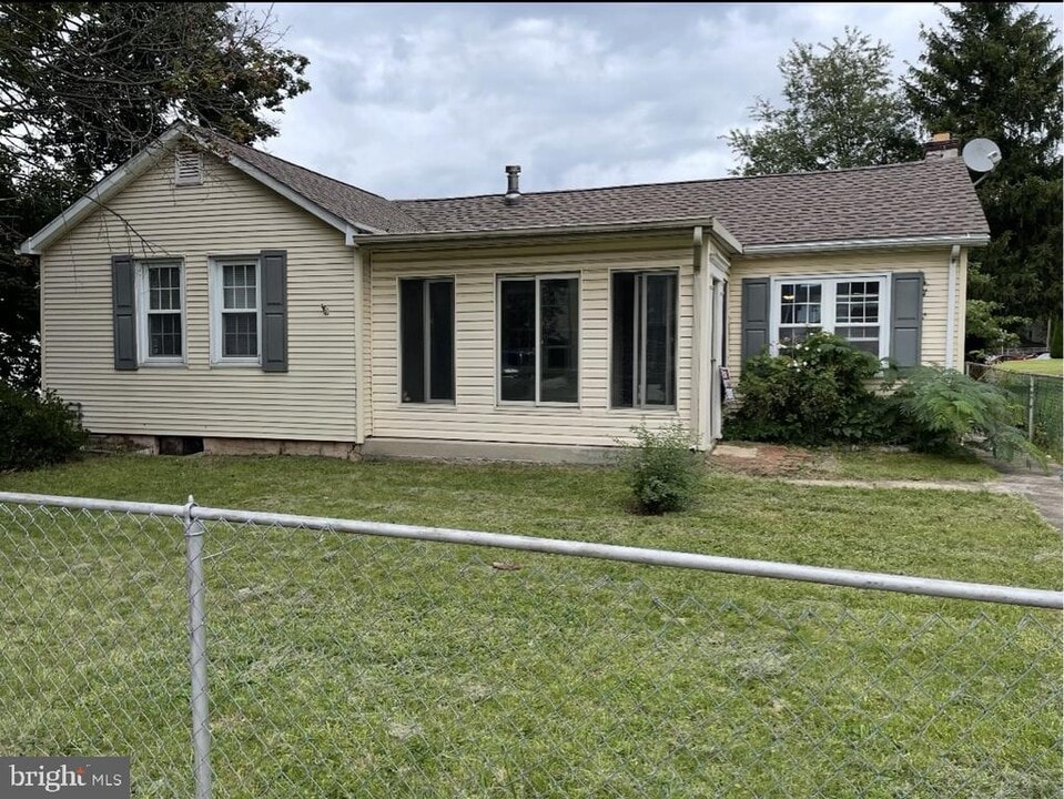 1109 Center Ave in Pottstown, PA - Building Photo