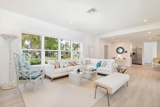 215 Cortez Rd in West Palm Beach, FL - Building Photo - Building Photo