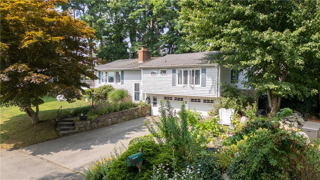 30 Johnnycake Ln in Portsmouth, RI - Building Photo