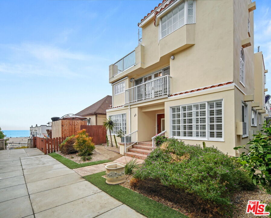 25 Arcadia Terrace in Santa Monica, CA - Building Photo