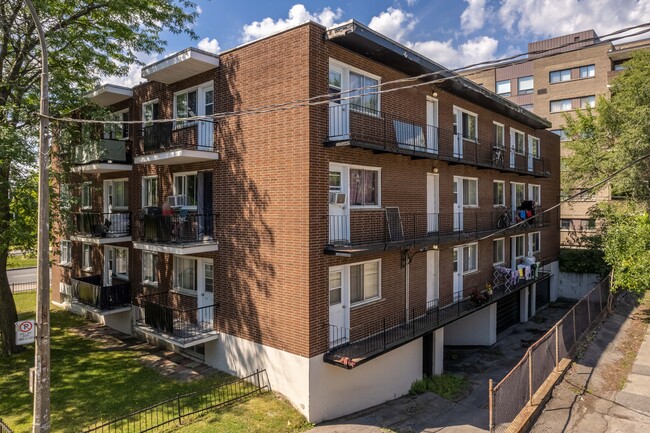 3125 Des Trinitaires Boul in Montréal, QC - Building Photo - Building Photo