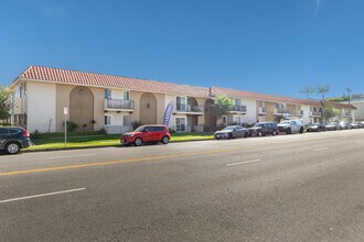 Carson Oakwood Apartments in Sherman Oaks, CA - Foto de edificio - Building Photo