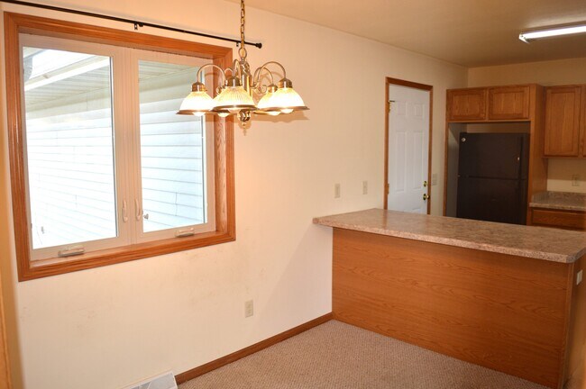 1121 Union Rd in Oregon, WI - Foto de edificio - Building Photo