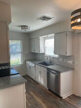 8801 Pineridge Dr in Austin, TX - Building Photo - Building Photo