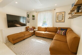 2395 NE 184th Terrace in North Miami Beach, FL - Foto de edificio - Building Photo