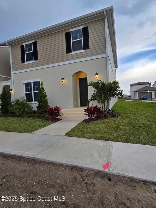 240 N Wickham Rd in Melbourne, FL - Building Photo